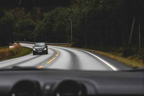 Voiture d'occasion de luxe versus voiture neuve bas de gamme : Que choisir ?